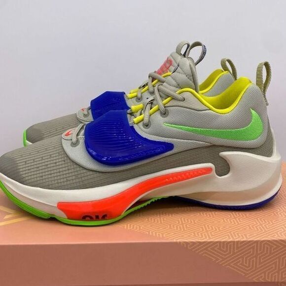 DS‎ Nike Zoom Freak 3 Primary Colors Mens size 10 Giannis Greek DA0694-100 NEW - Picture 1 of 12